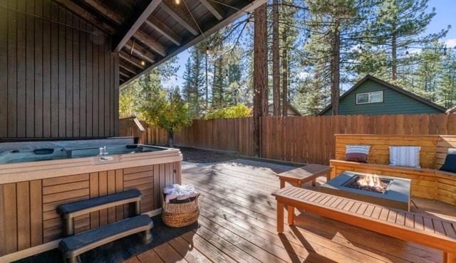 Modern Split Level Cabin -Hot Tub & Game Room