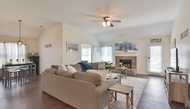 ★ Modern Sports Theme Getaway near AT&T & BLD★