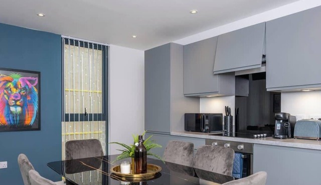 Modern, Spotless & Close to City Hotspots!