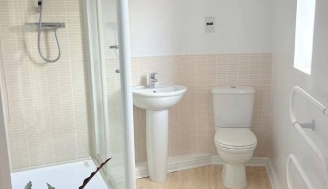 Modern, Spotless Flat Near M4,Free Parking & Wi-Fi