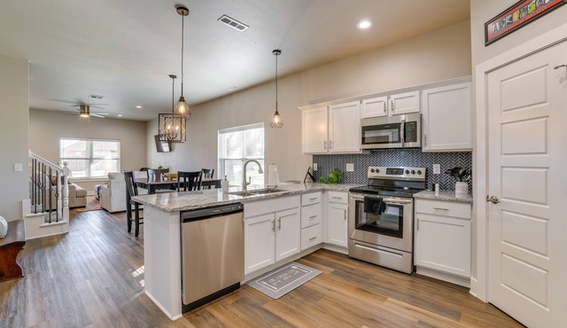 Modern Springdale Home: 13 Mi to Fayetteville!