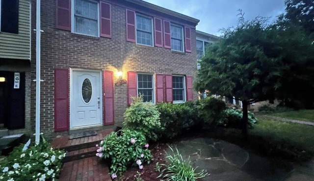 Modern Springfield 3BR - Walk to Shops - Minutes to DC & Fort Belvoir