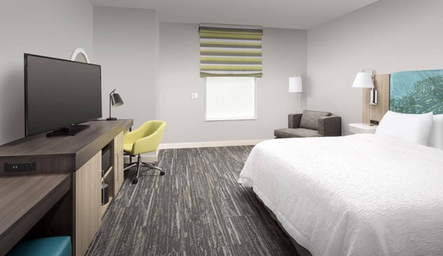 Modern Stay | 1 King Bed | Near Miami Airport East