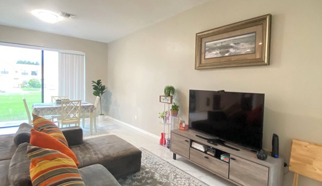 Modern Stay 2BR Townhouse nNear Legoland, Disney/Universal & Bok Tower
