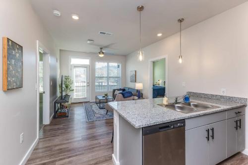 Modern Stay Close to Dining & Entertainment