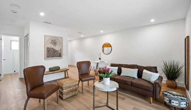 Modern Stay Condo- 2 bed 1 bath Near Riverwalk