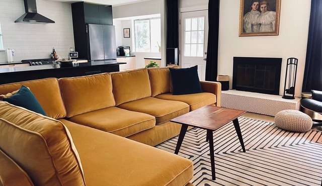 Modern stay in a centrally-located home 10 minutes to Downtown and East Austin