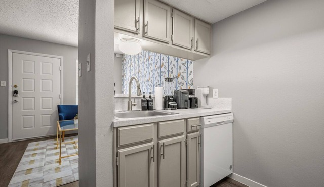 Modern Stay Near Downtown | Fast Wi-Fi+ Parking
