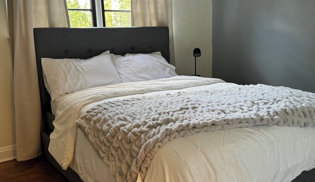 Modern Stay on Green Valley - 2.5 mi to downtown Greensboro
