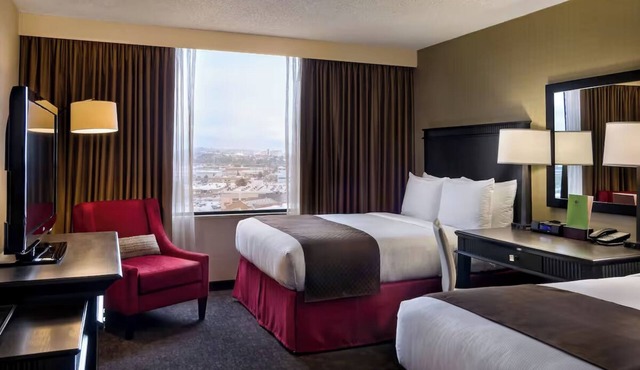 Modern Stay Close to Civic Center: Two Urban Accommodations