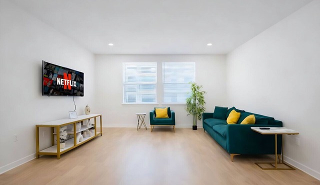 Modern Stay WorkerFriendly Home w/Lndry GYM & Pool