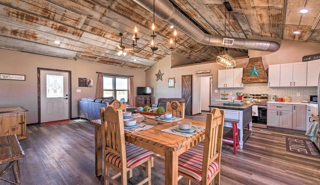 Modern Stephenville Farmhouse: 8 Mi to Dtwn!