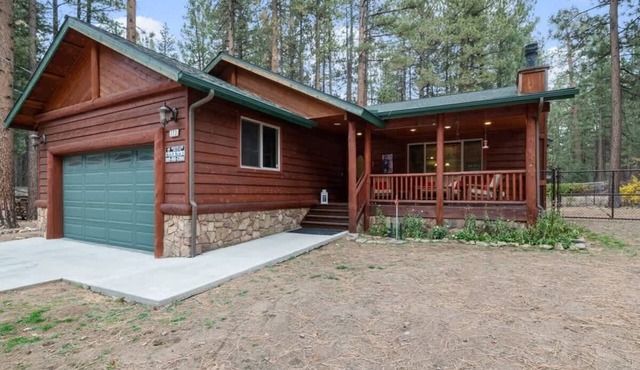 Modern, Steps to Summit, Relaxing Spa. Fireplace.