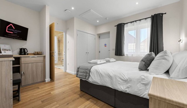 Modern Stockton Studio Room, Free WiFi & Parking