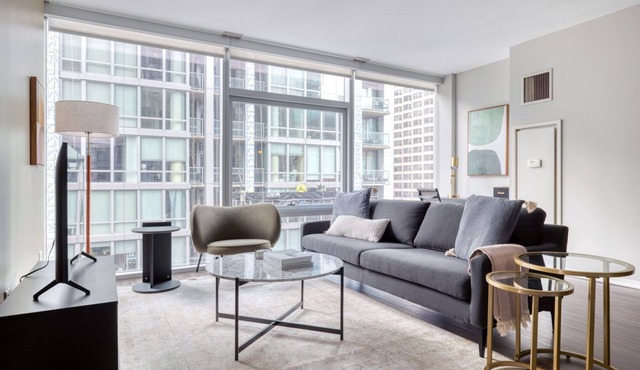 Modern Streeterville 2BR w/Pool & Gym, nr Riverwalk, by Blueground