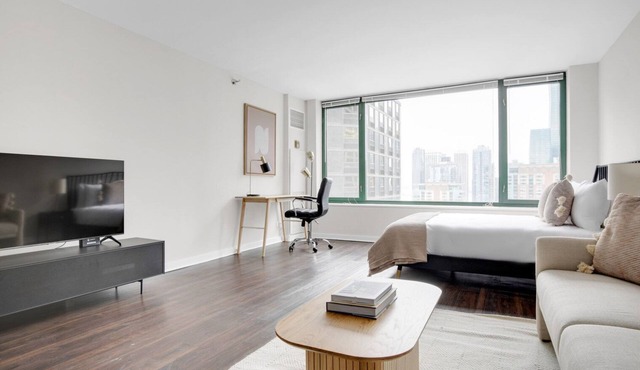Modern Streeterville Studio w/Pool & Dog Run, near Beach, by Blueground