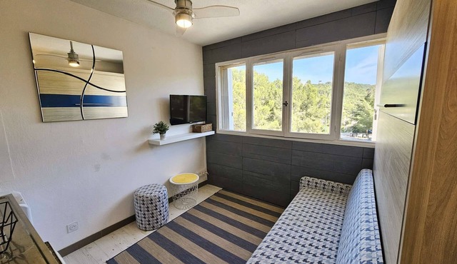 Modern studio in a quiet location, swimming pool in the residence, washing machine