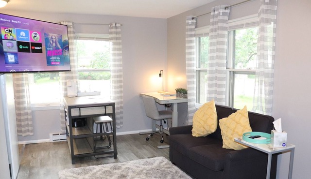 Modern Studio 2 mins to Downtown Oswego