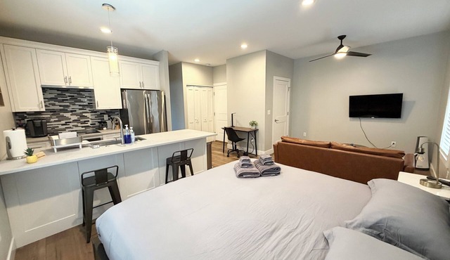 Modern Studio Apartment in Heart of CWEn