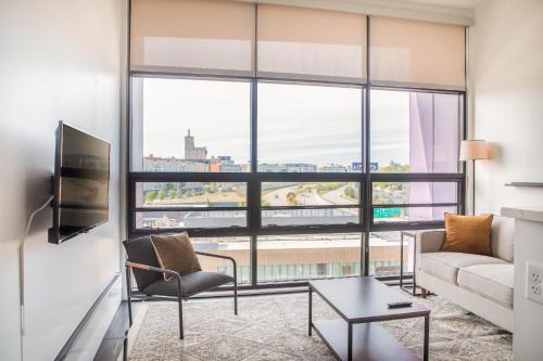 Modern Studio Apt with Rooftop, Gym, and Parking