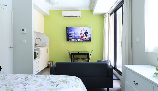 Modern Studio + Balcony + Car Park - Darling Harbour