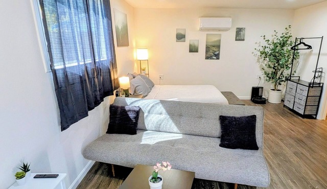 Modern Studio Between Downtown & Airport