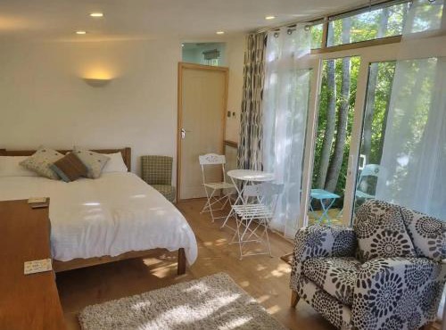 Modern Studio Cabin in Hove, Walk to the Sea & South Downs, Easy Access to Brighton