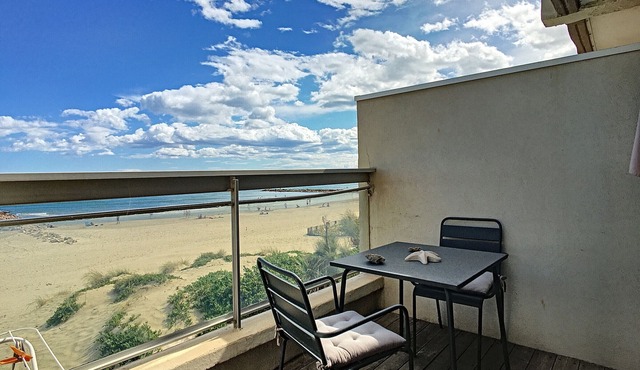 Modern studio cabin with garage for 4 people, sea view