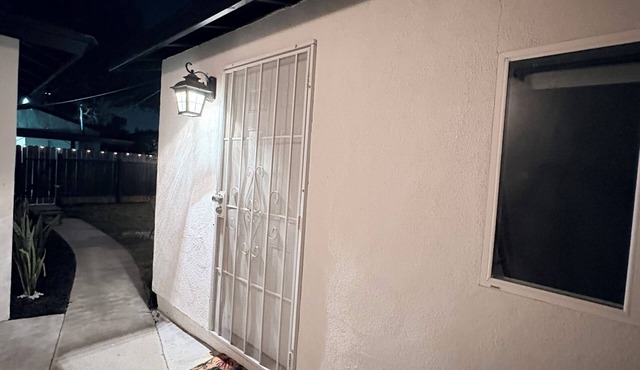 Modern Studio Casita w/Full Kitchen & Patio