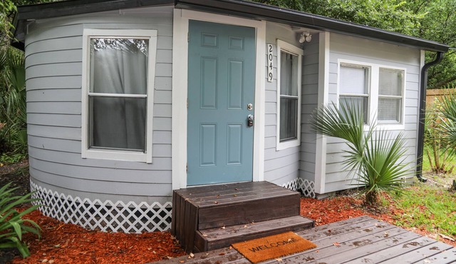 Modern studio cottage with private patio and parking