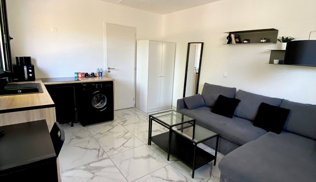 Modern studio on one level La Valette du var parking and small garden