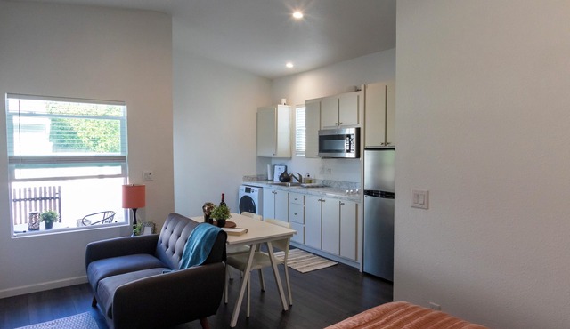 Modern Studio House - private yard - 5 min Venice Beach, Mar Vista, Culver City
