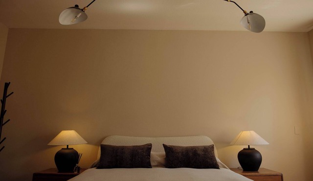 Modern Studio in Beachwood Canyon