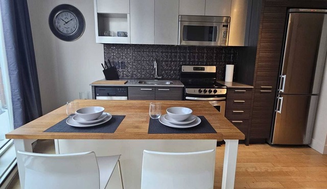 Modern Studio in Ville-Marie, Steps from Old Port & Downtown