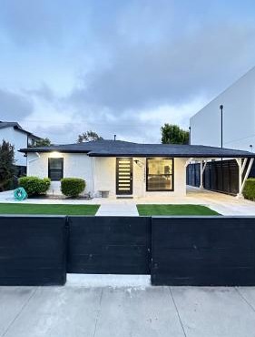 Modern Studio Stylish &Cozy Back Unit