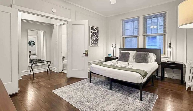 Modern Studio Unit Near UChicago