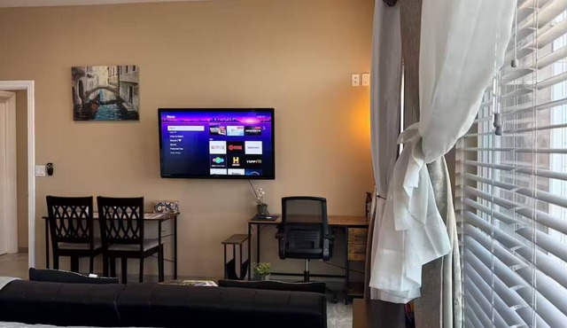 Modern Studio w/King Bed, Balcony, Kitchenette