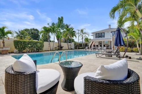 Modern Studio w Kitchen and Pool at Lake Worth