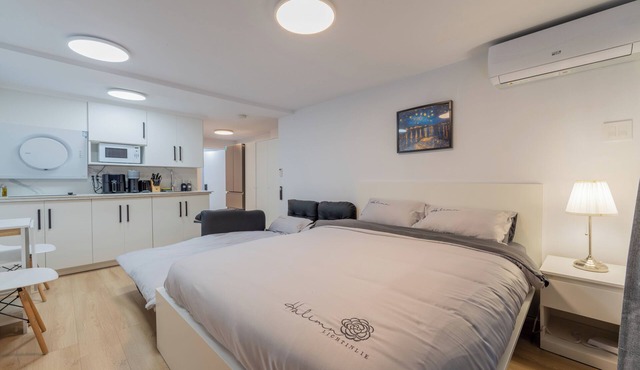 Modern studio w/patio/parking/BBQ