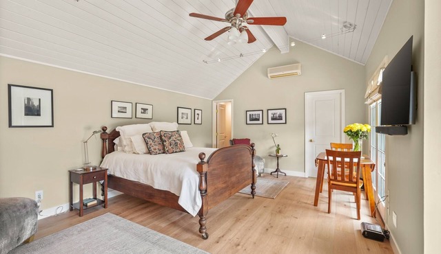 Modern Studio w/Pool Access in Land Park Area
