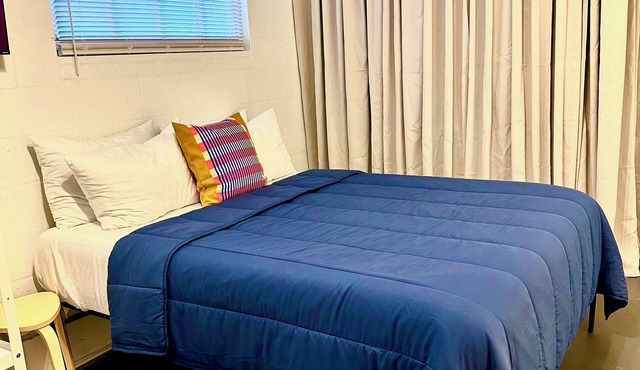 Modern Studio w/Private Bath, Fast Wi-Fi, Laundry