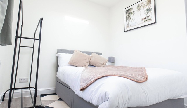 Modern Studio w/private Kitchen, Bathroom & Garden