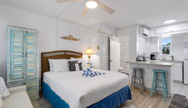 🌴 Modern Studio w/Pool views Steps to Beach ➠ Tropic Terrace #50