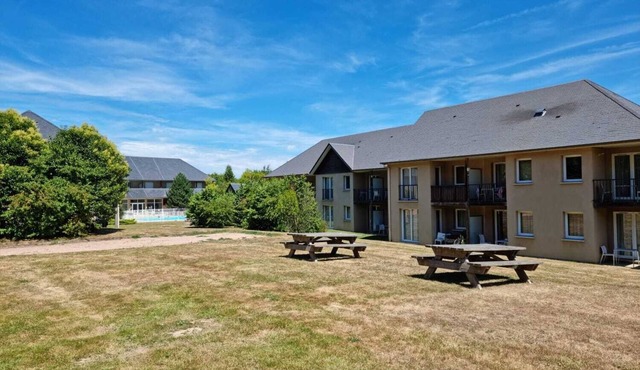 modern studio with pool near Honfleur