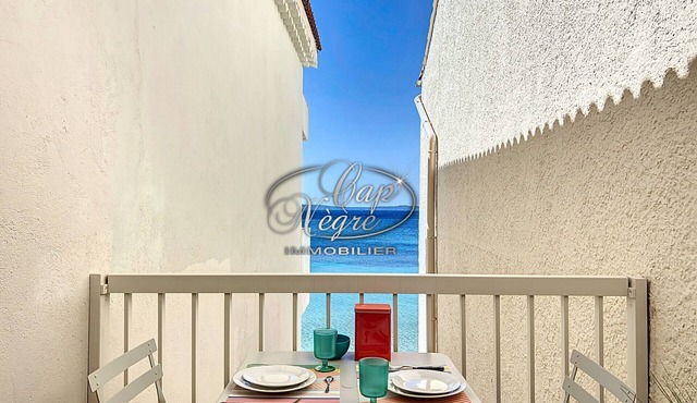 Modern studio with sea view and direct access to Cavalière Beach