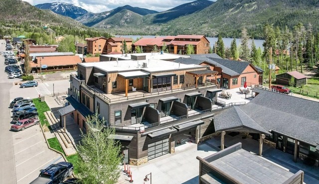 Modern studio with huge balcony overlooking main street in Grand Lake