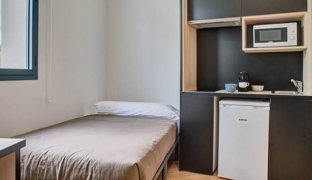 Modern Studio with High-Speed Wi-Fi in Pamplona