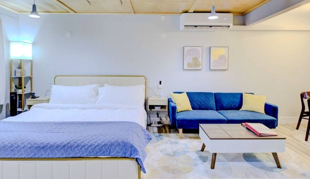 Modern Studio with King Bed, Free Parking & Wi-Fi