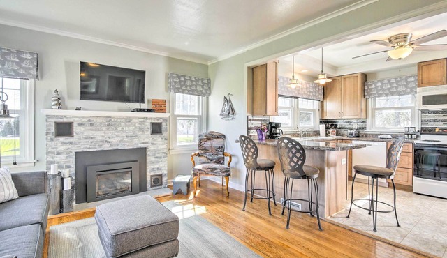 Modern Sturgeon Bay Home by Potawatomi State Park!