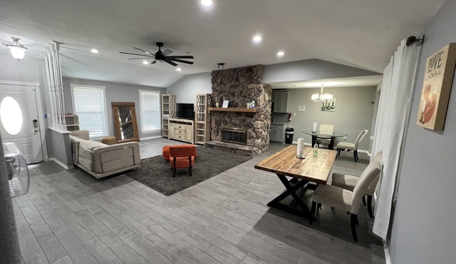 Modern style home! By hobby airport and Nasa. Full kitchen and strong WIFI .